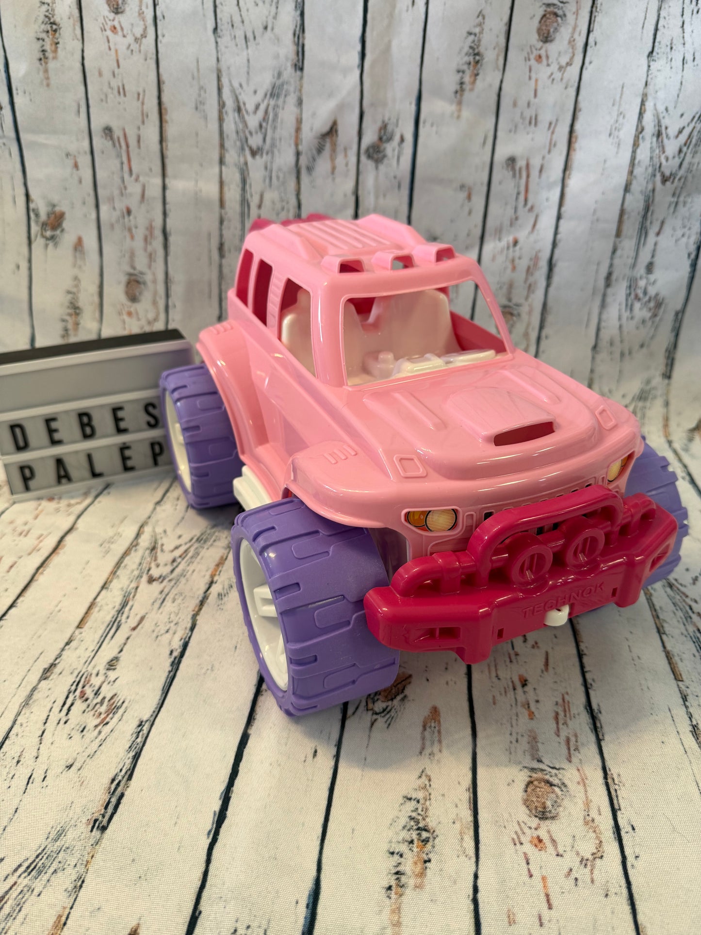 🚙💖 Rožinis nuotykių visureigis