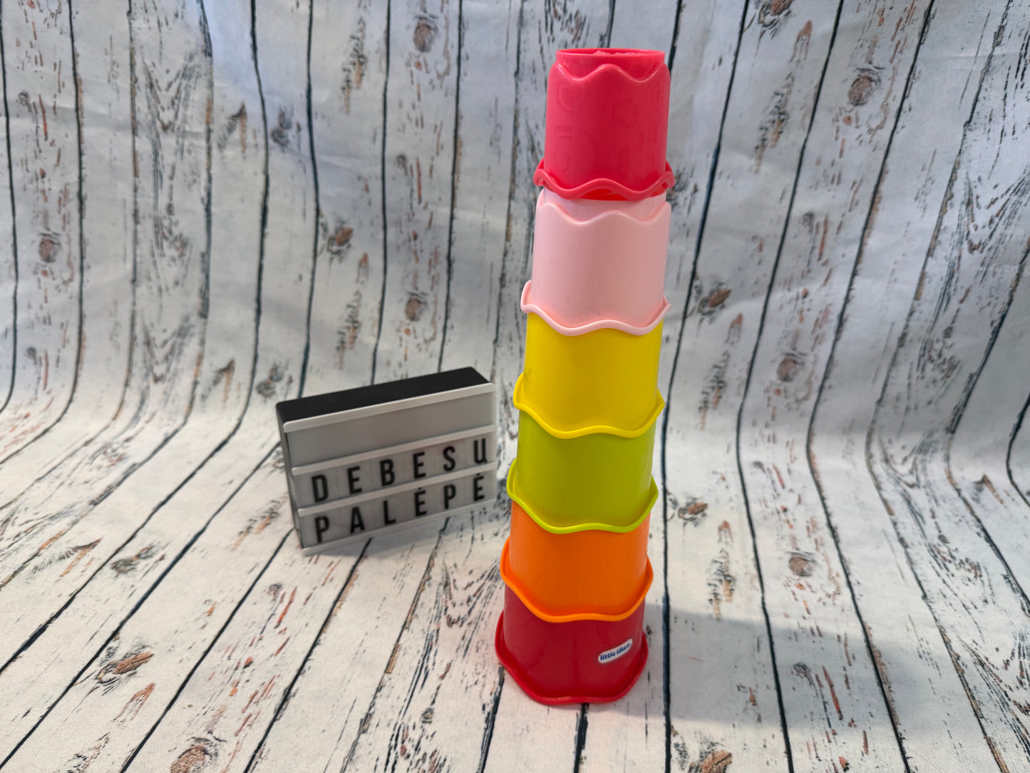 🏗️🌈 Spalvotų bokštelių statymo rinkinys