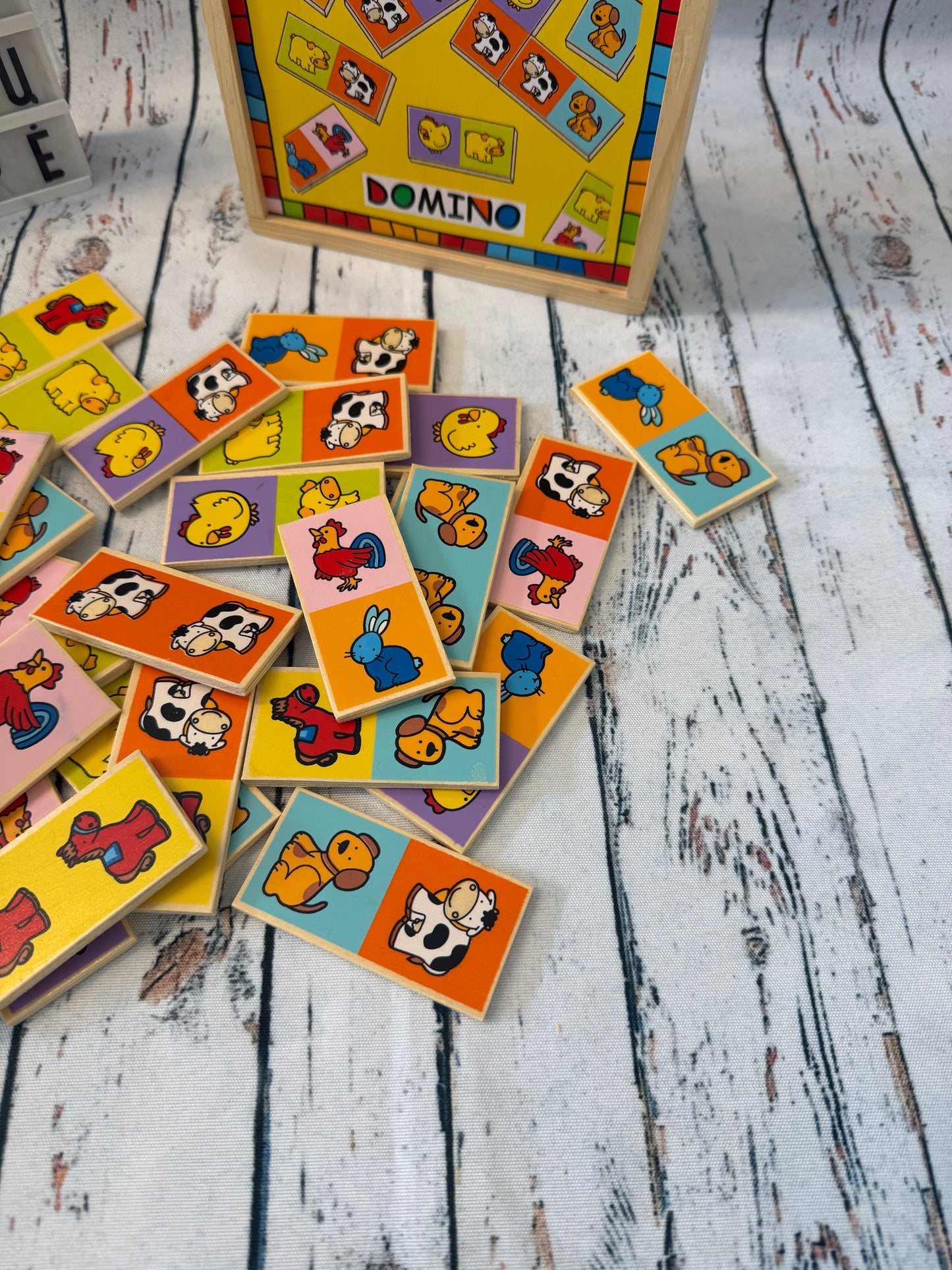 🧩🐮 Medinis gyvūnėlių domino lagaminėlyje