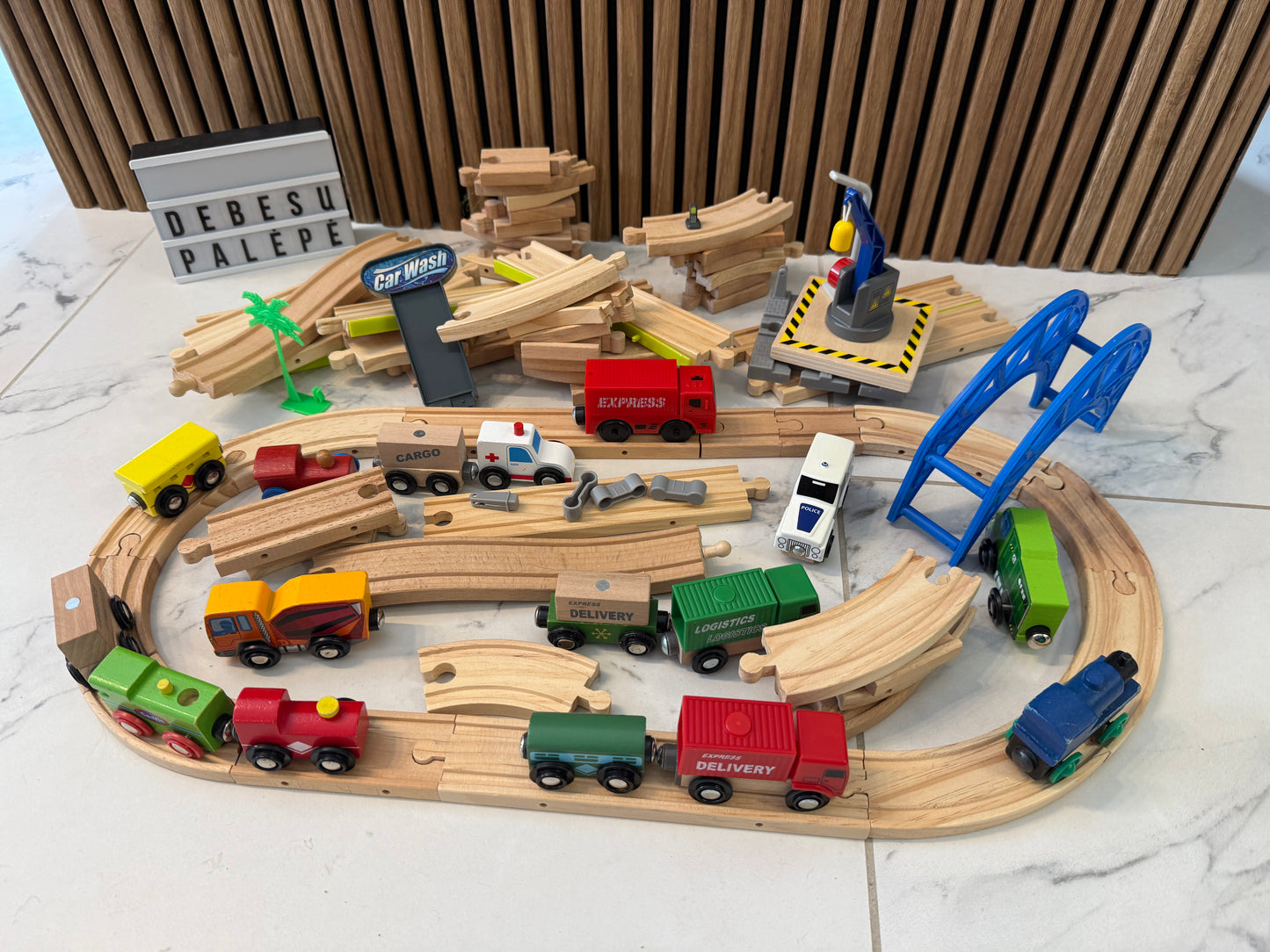 🚂🌉 Didžiulė medinė traukinukų trasa su tiltu ir važiuojančiu lokomotyvu