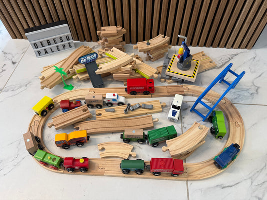 🚂🌉 Didžiulė medinė traukinukų trasa su tiltu ir važiuojančiu lokomotyvu