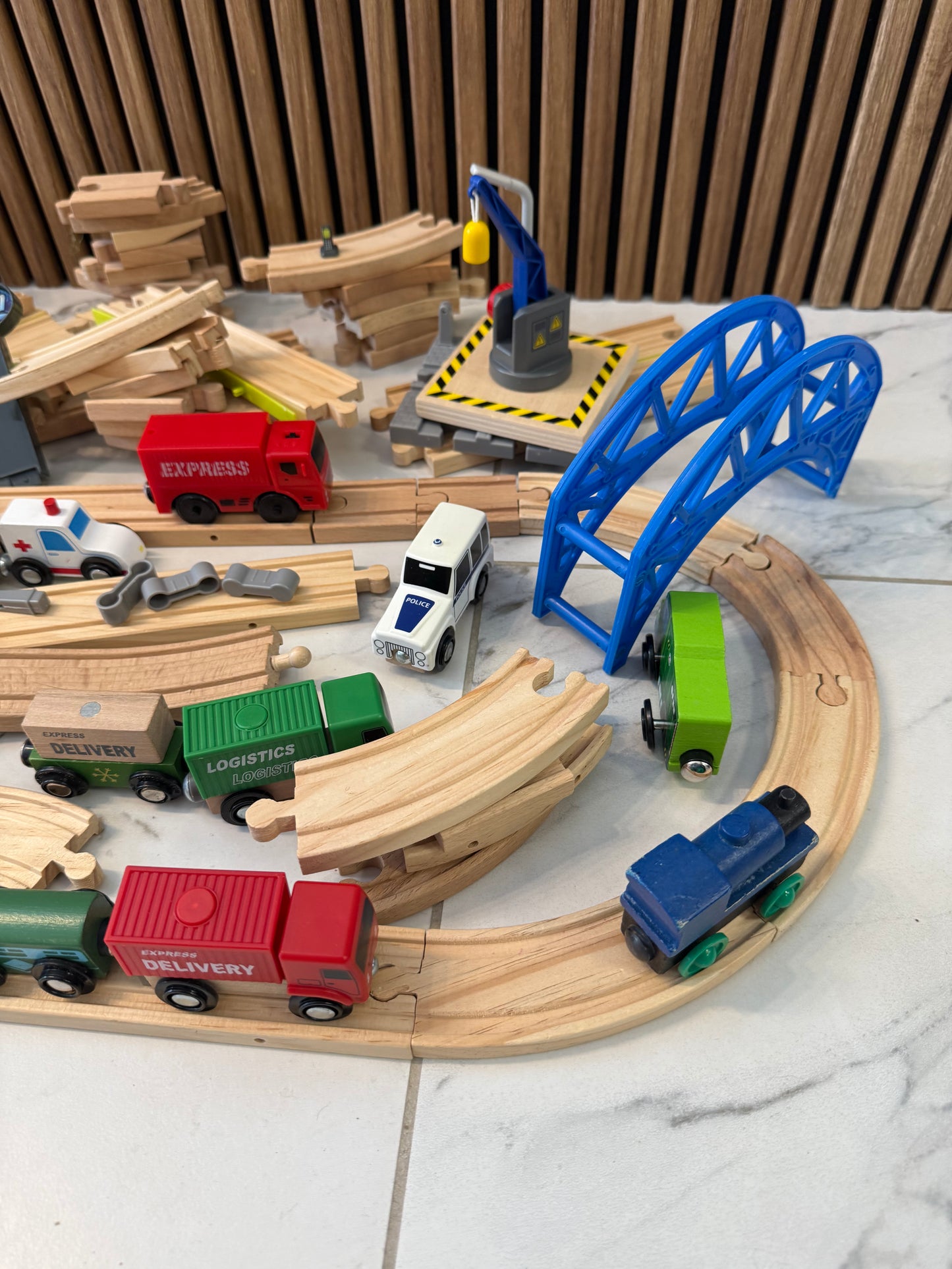 🚂🌉 Didžiulė medinė traukinukų trasa su tiltu ir važiuojančiu lokomotyvu