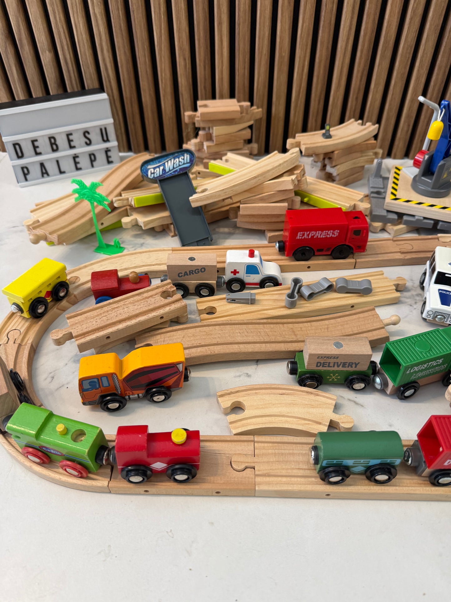 🚂🌉 Didžiulė medinė traukinukų trasa su tiltu ir važiuojančiu lokomotyvu