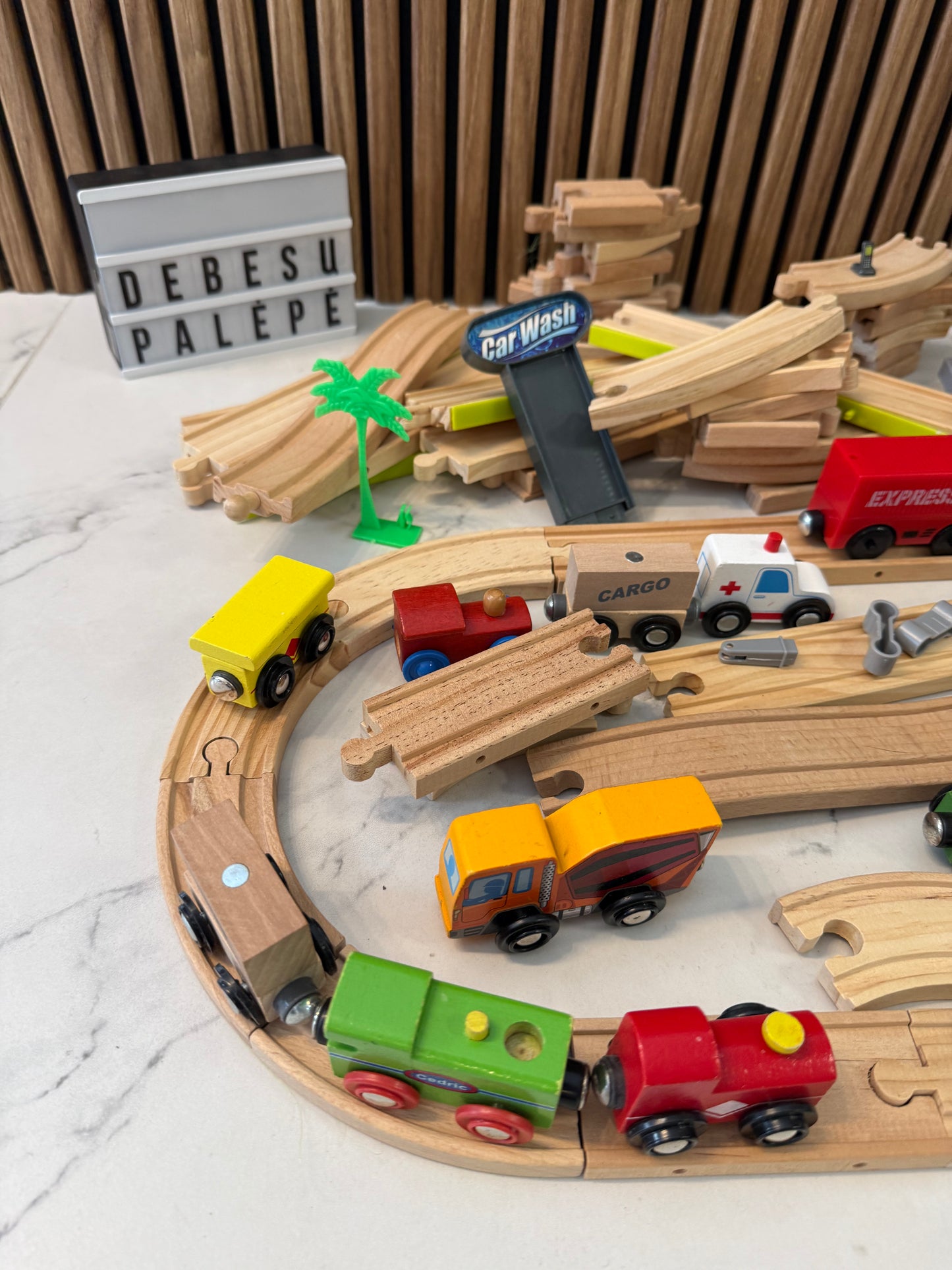 🚂🌉 Didžiulė medinė traukinukų trasa su tiltu ir važiuojančiu lokomotyvu