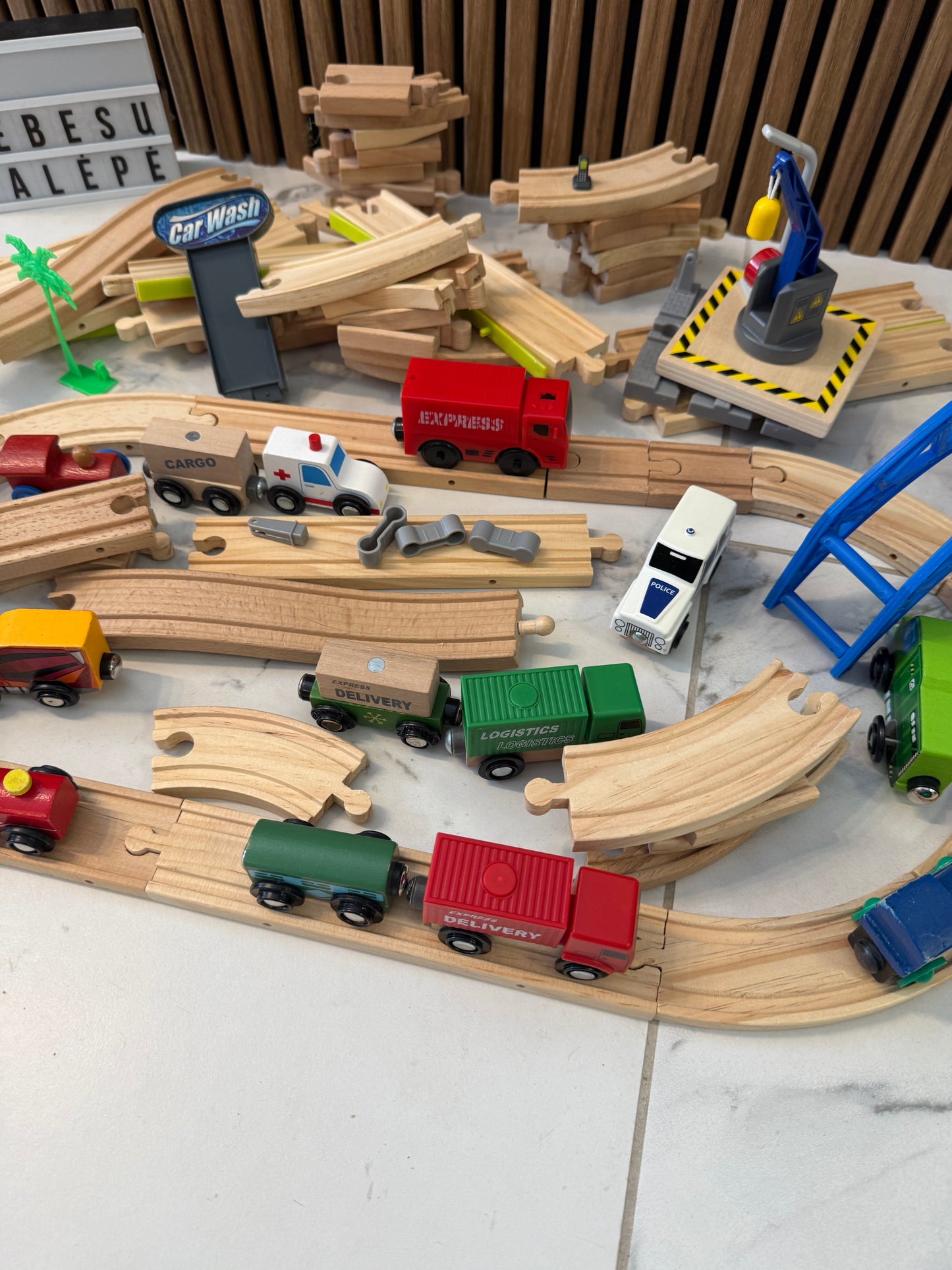 🚂🌉 Didžiulė medinė traukinukų trasa su tiltu ir važiuojančiu lokomotyvu