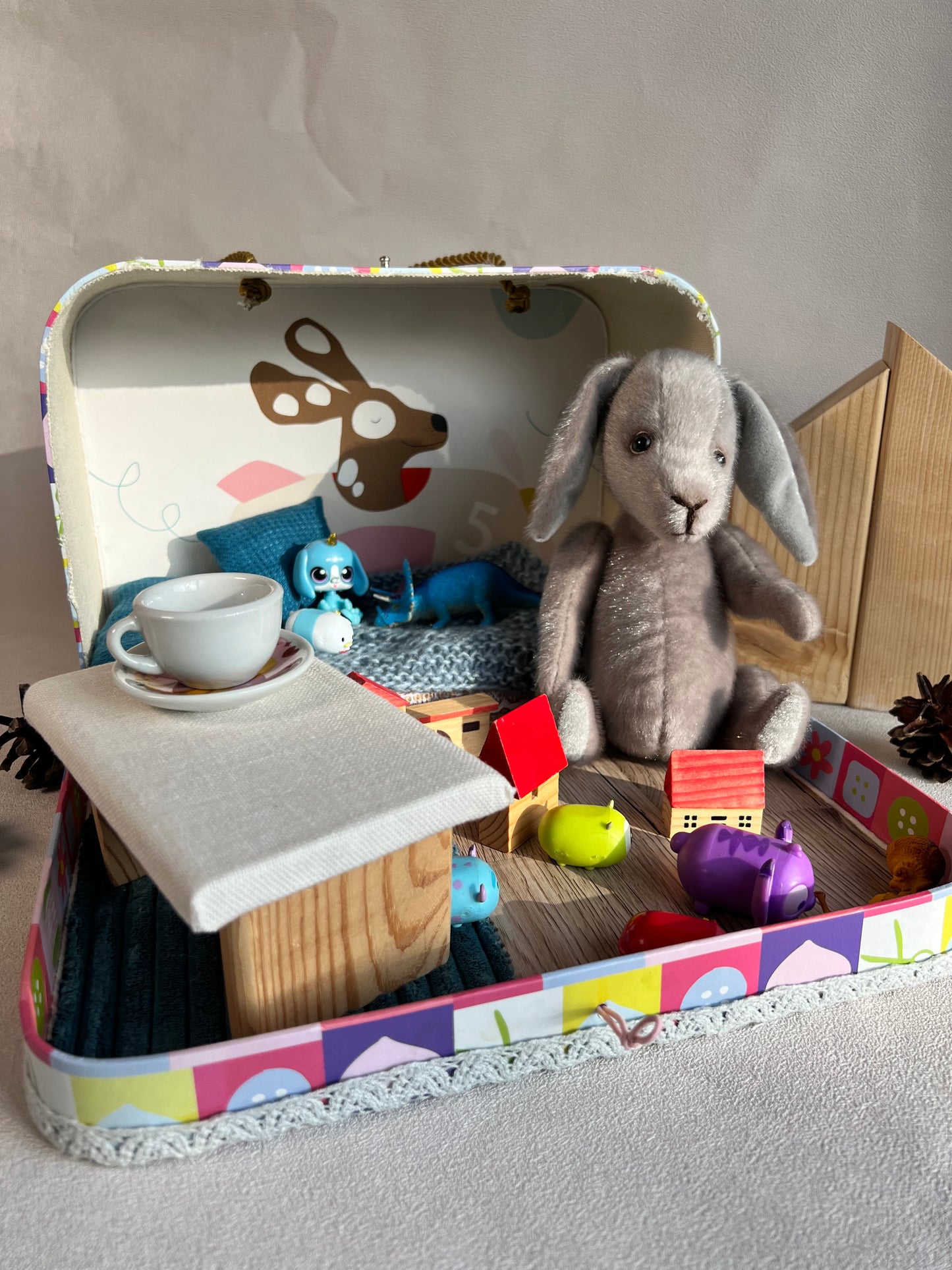 Lagaminėlis su rankų darbo triušiu