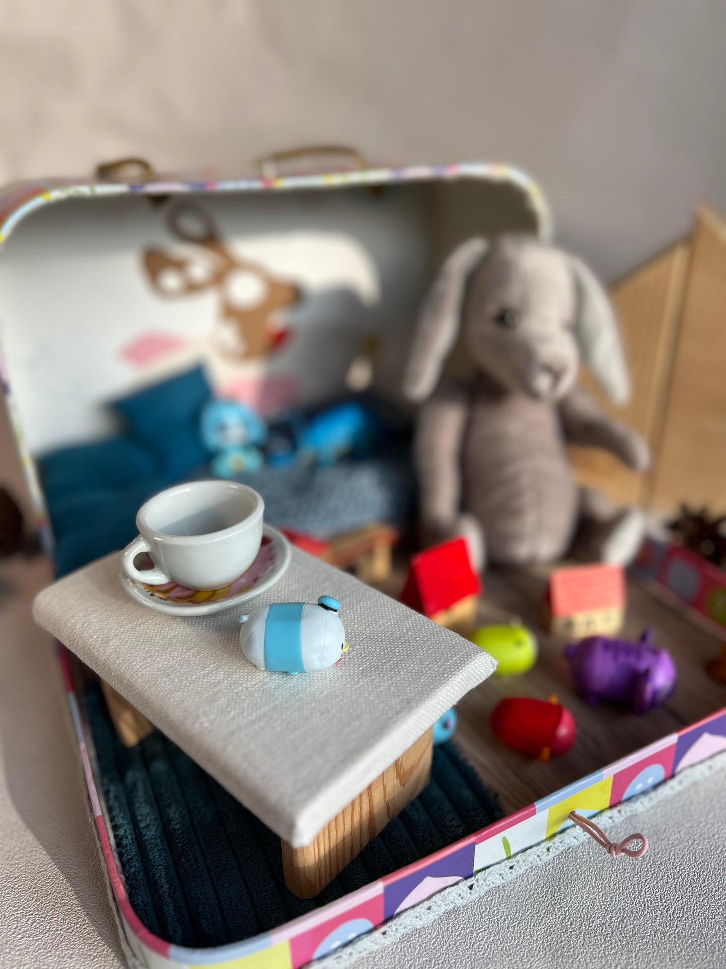 Lagaminėlis su rankų darbo triušiu