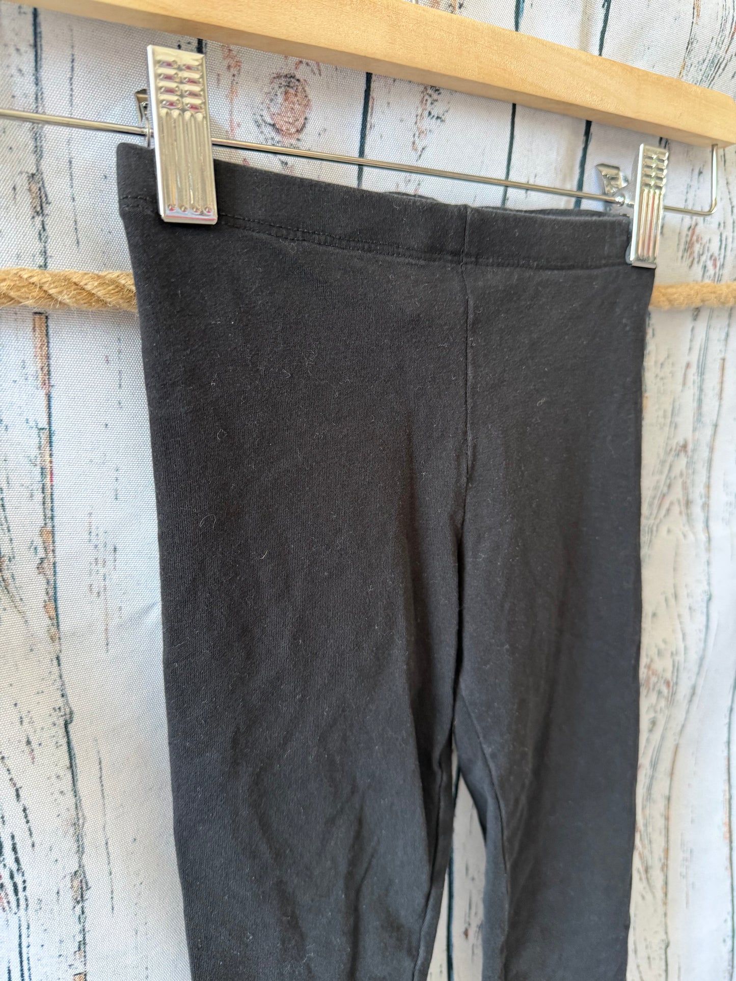 Tamprės–bridžai H&M