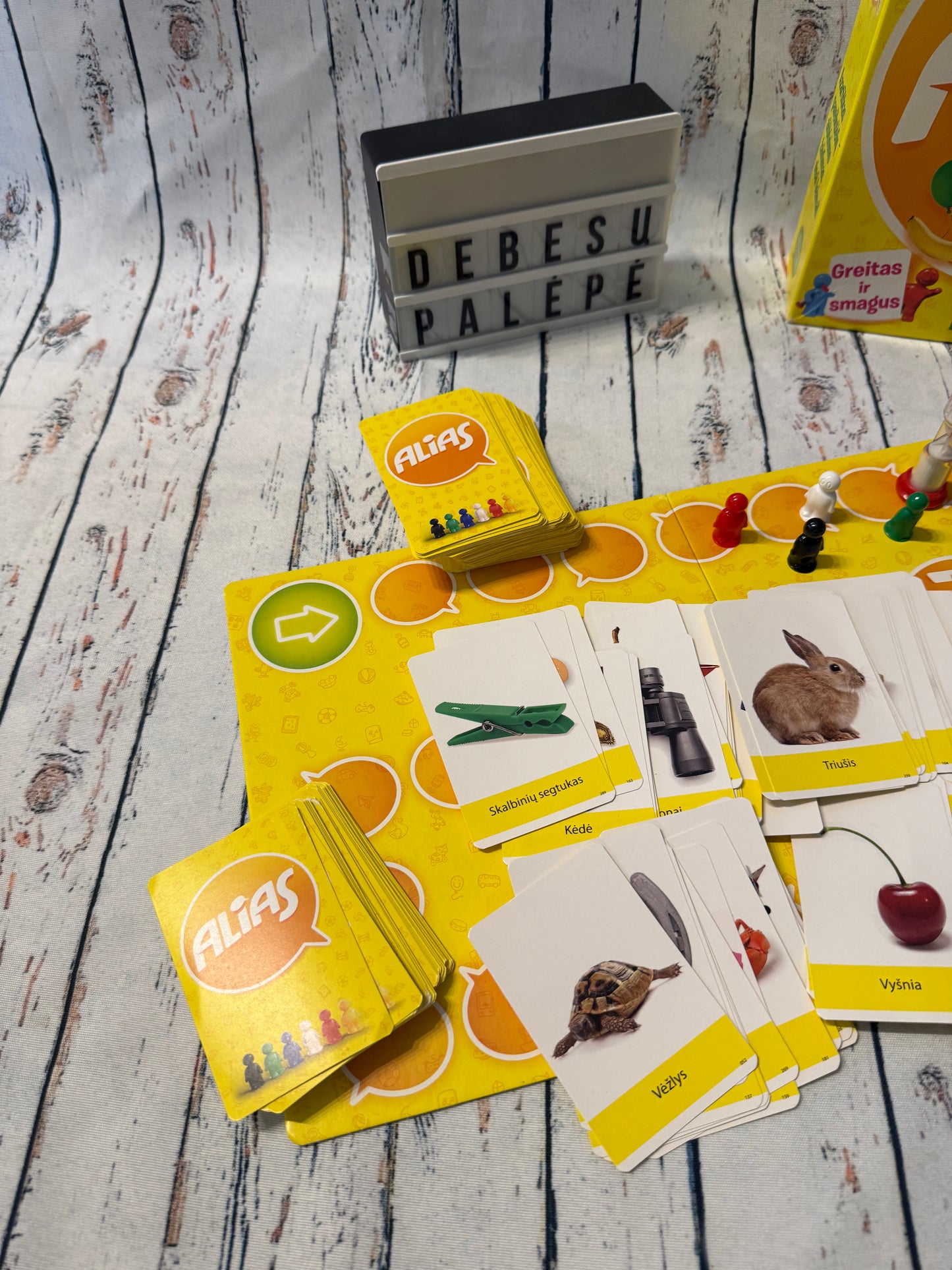 🎲🗨️ Mažųjų Alias – linksmas aiškinimo žaidimas