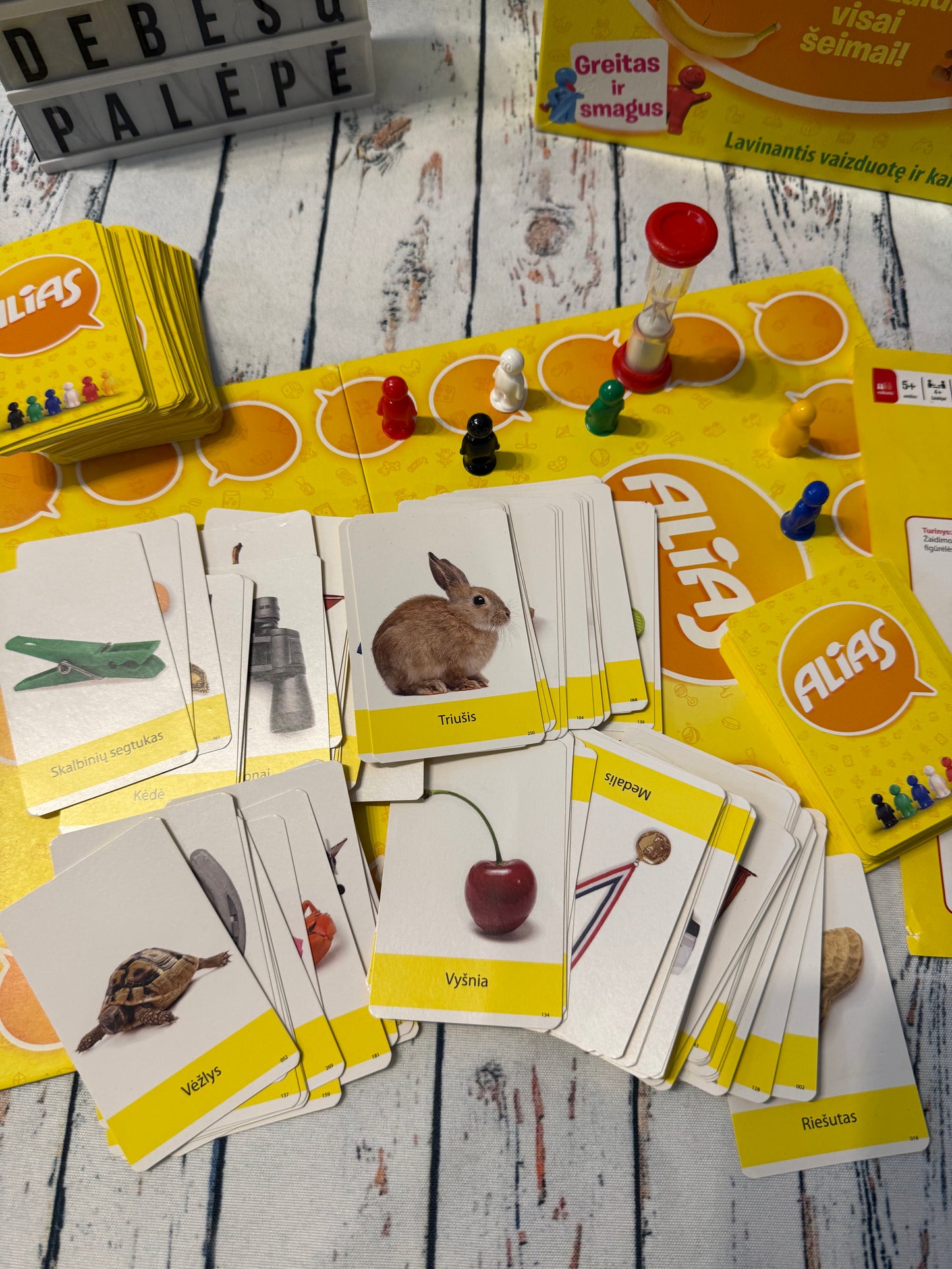 🎲🗨️ Mažųjų Alias – linksmas aiškinimo žaidimas