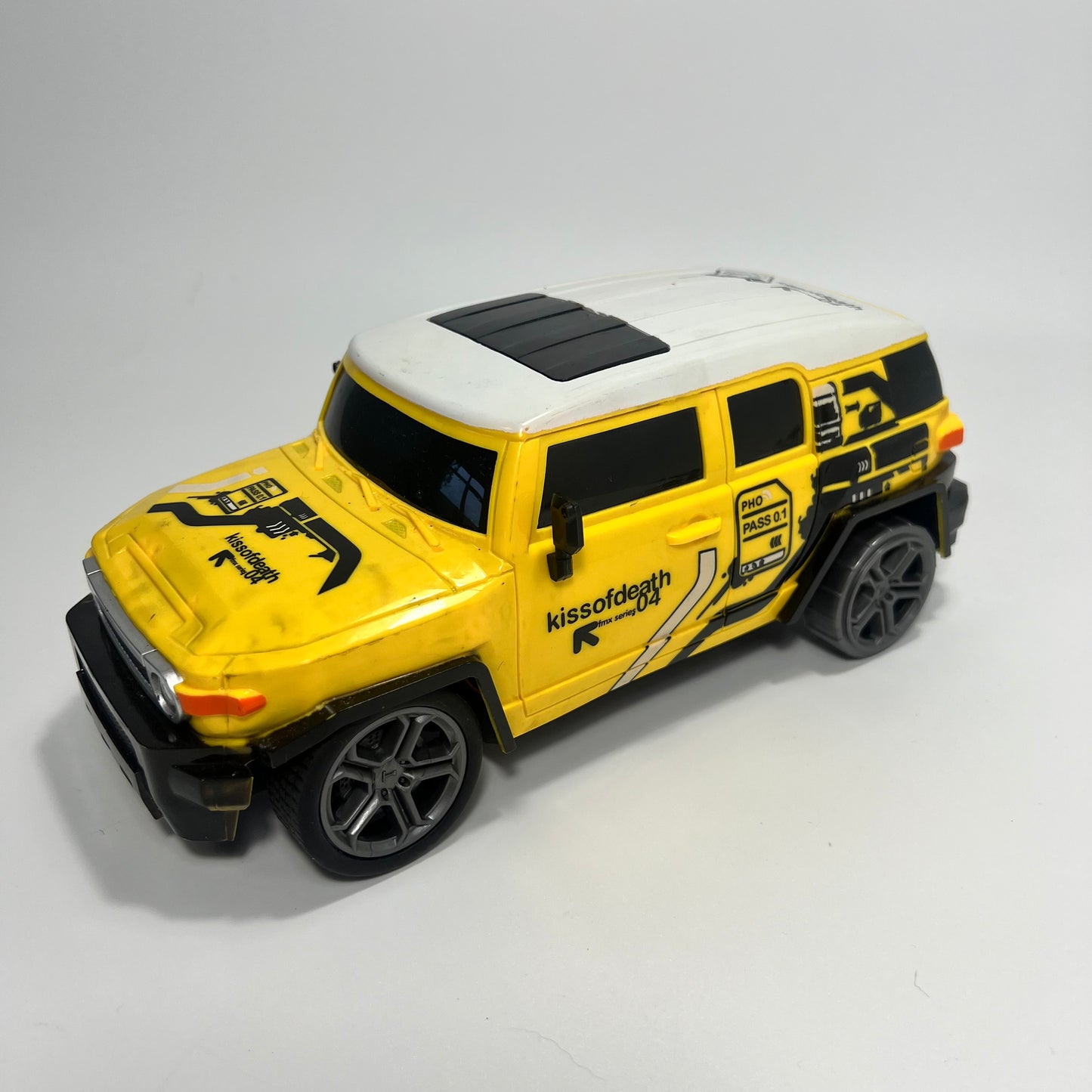 Geltonas džipas Kissofdeath