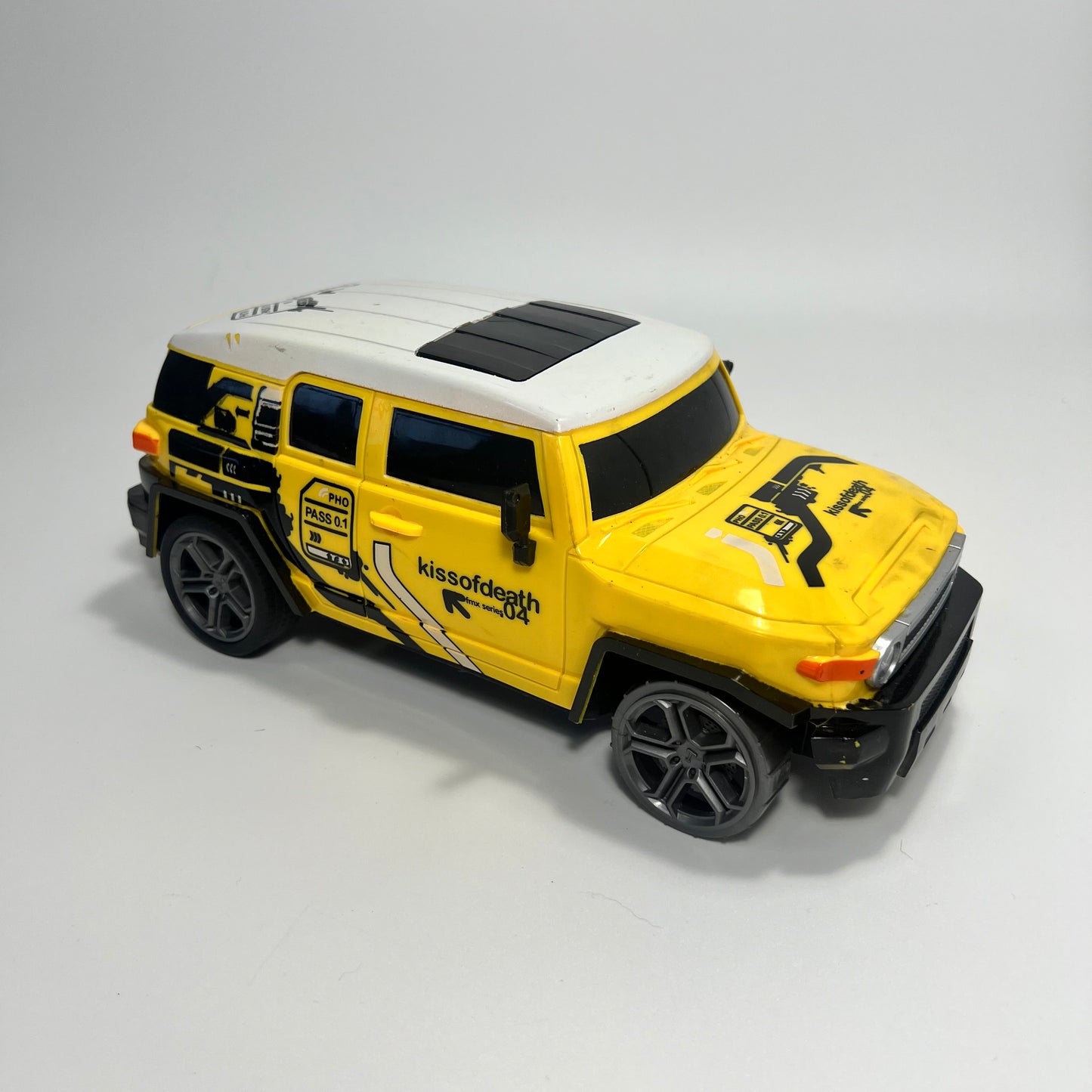 Geltonas džipas Kissofdeath