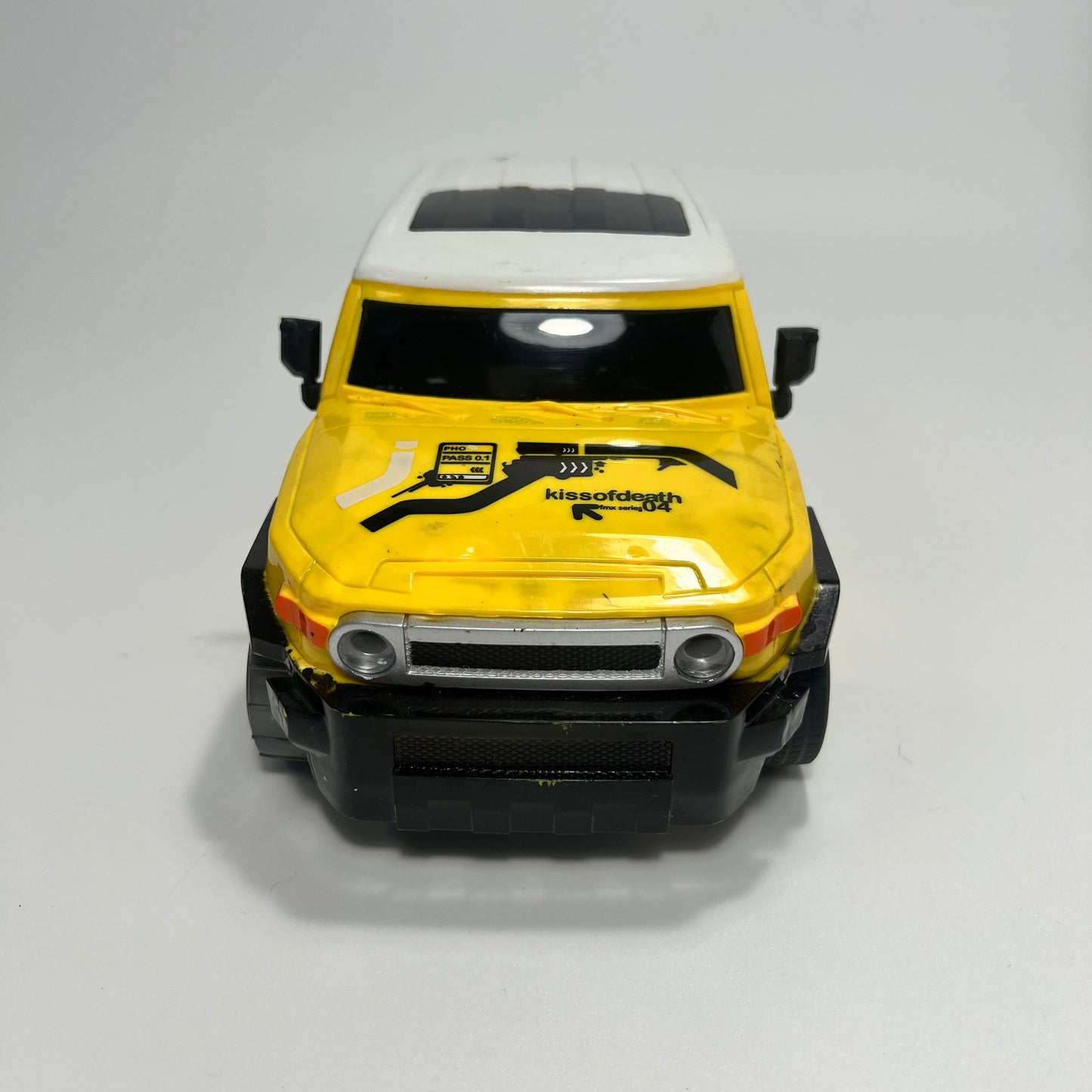 Geltonas džipas Kissofdeath