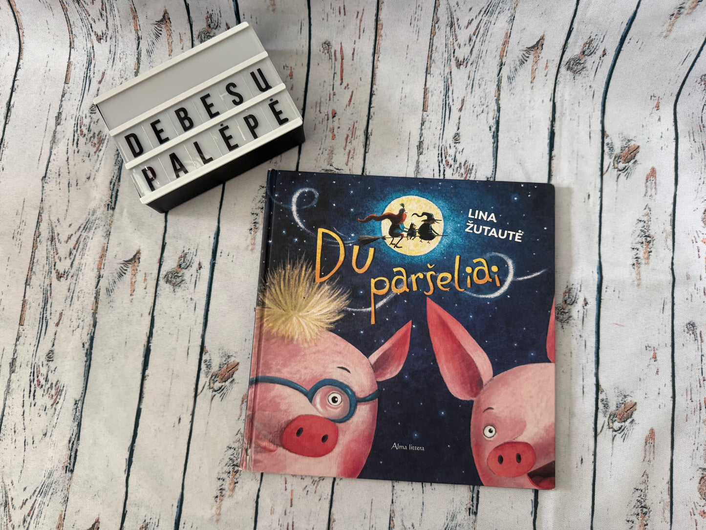 🐷🌙 Vaikiška knyga Du paršeliai