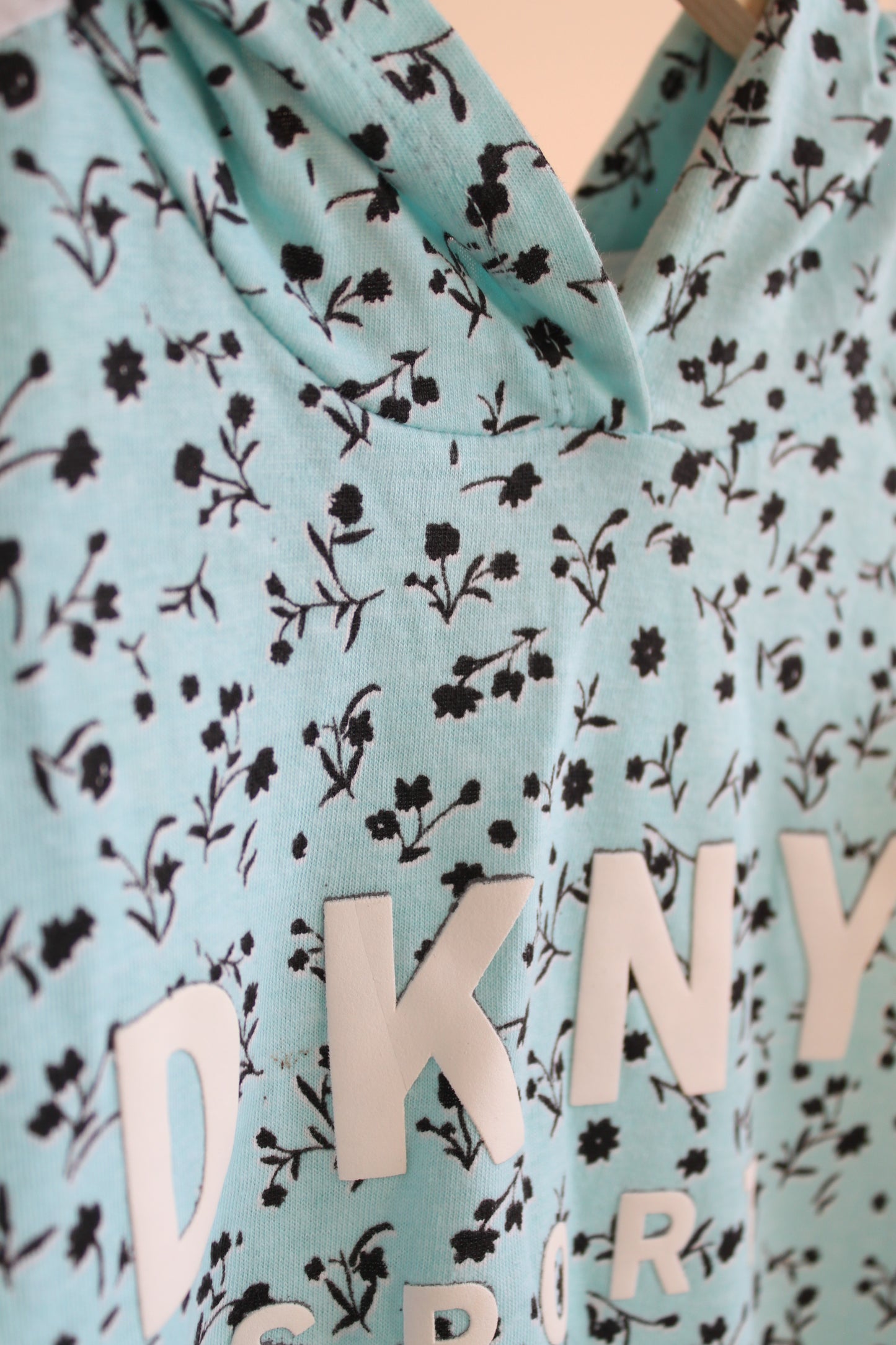 Suknelė DKNY su kapišonu