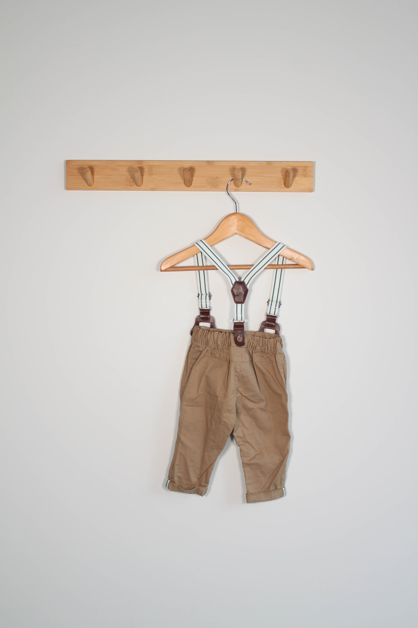 Kelnės su petnešomis, Next