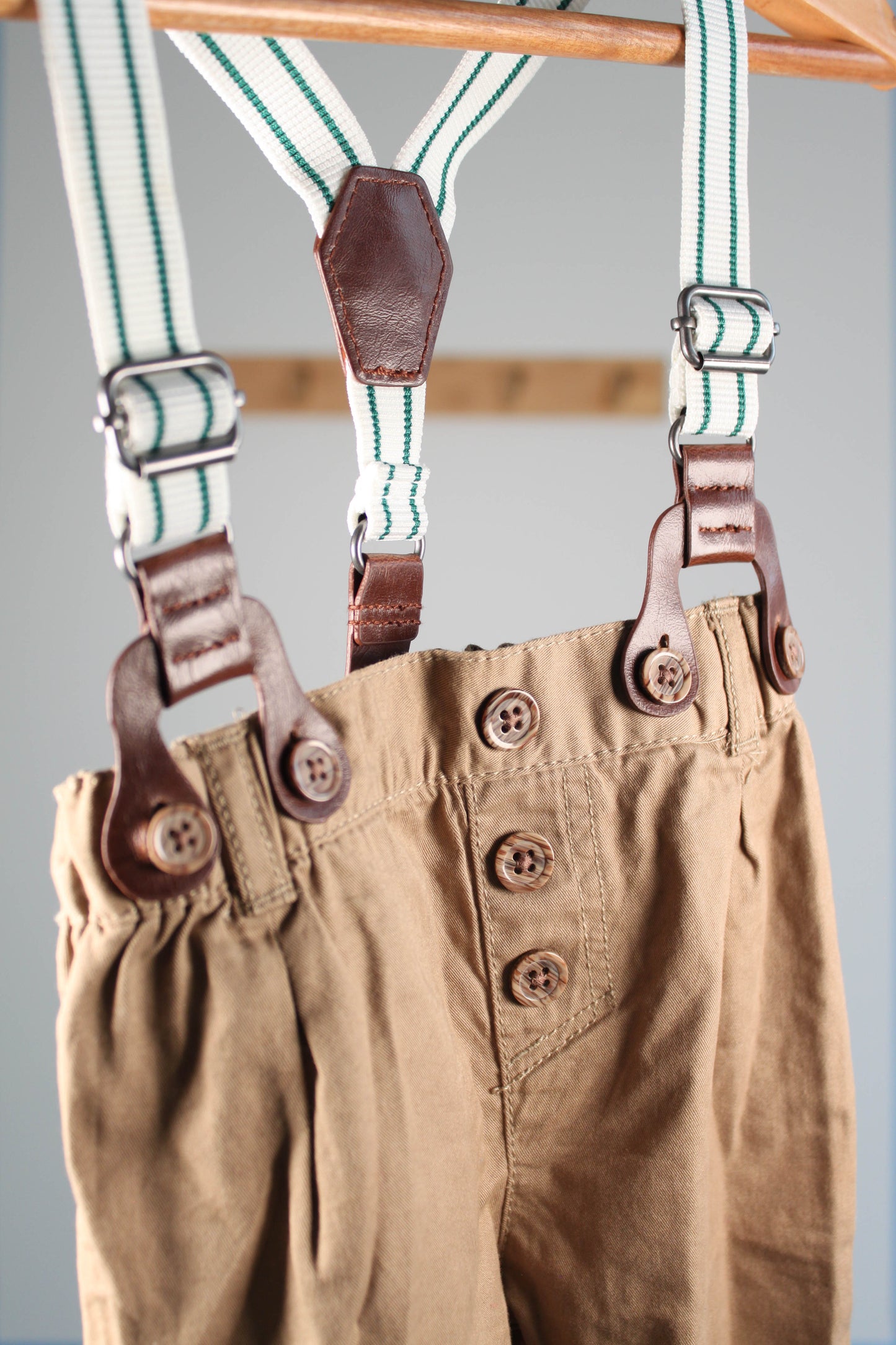 Kelnės su petnešomis, Next