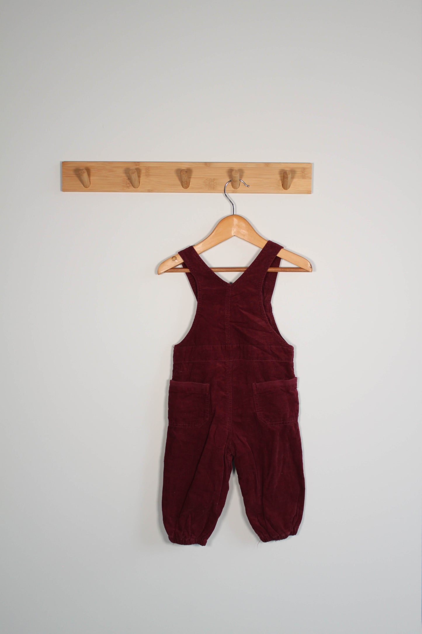 Kelnės su petnešomis, Name it