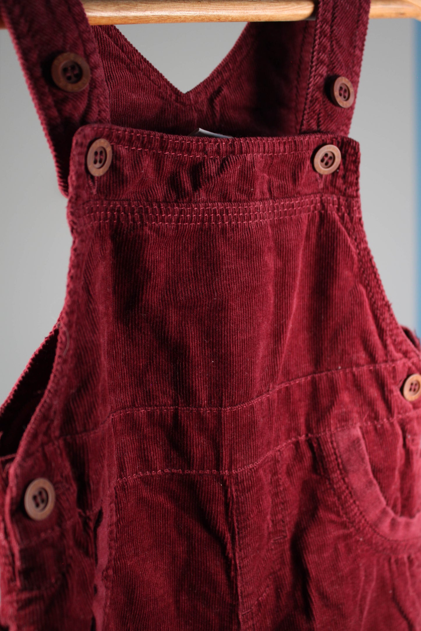 Kelnės su petnešomis, Name it