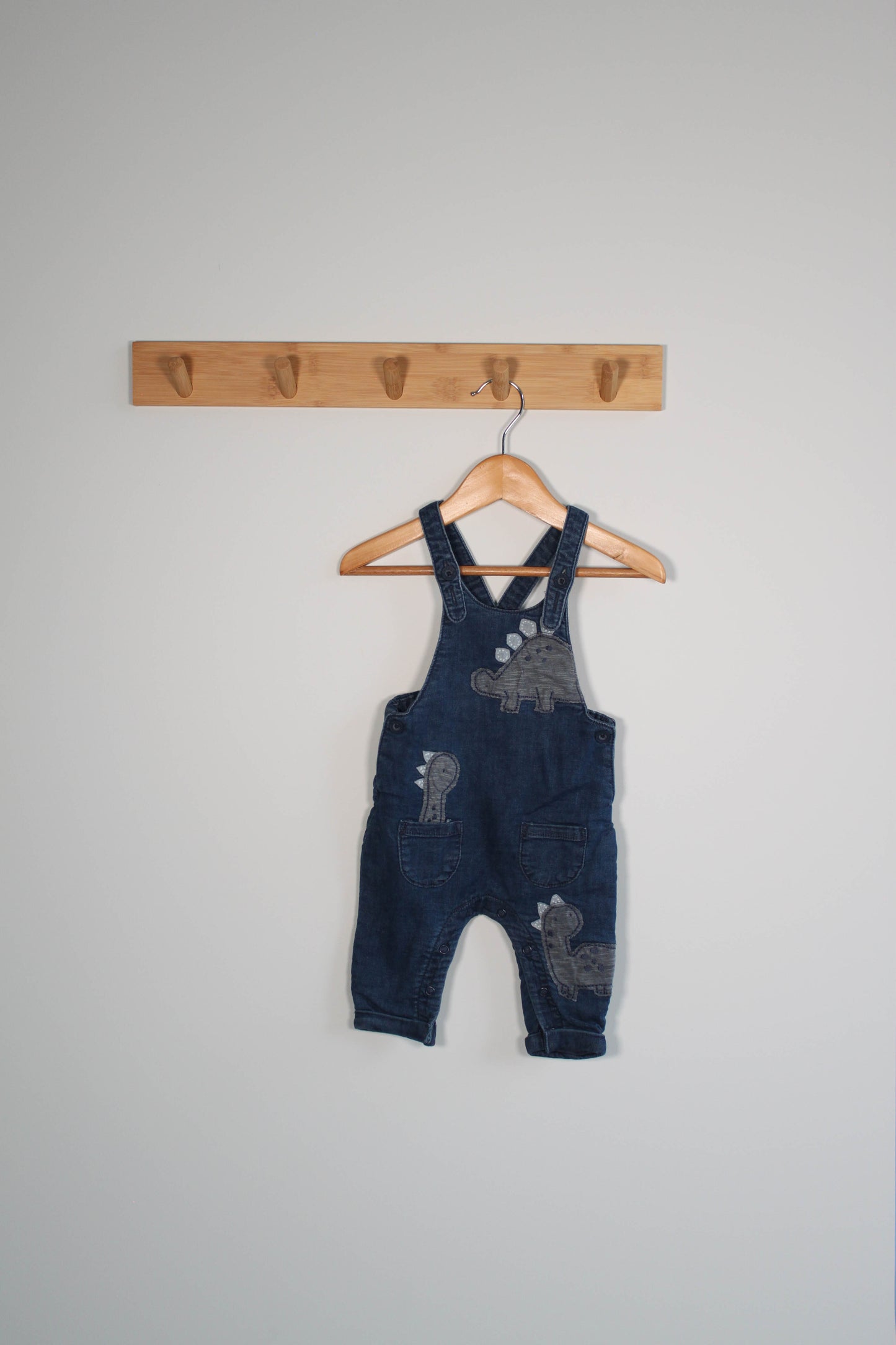 Kelnės su petnešomis, Next