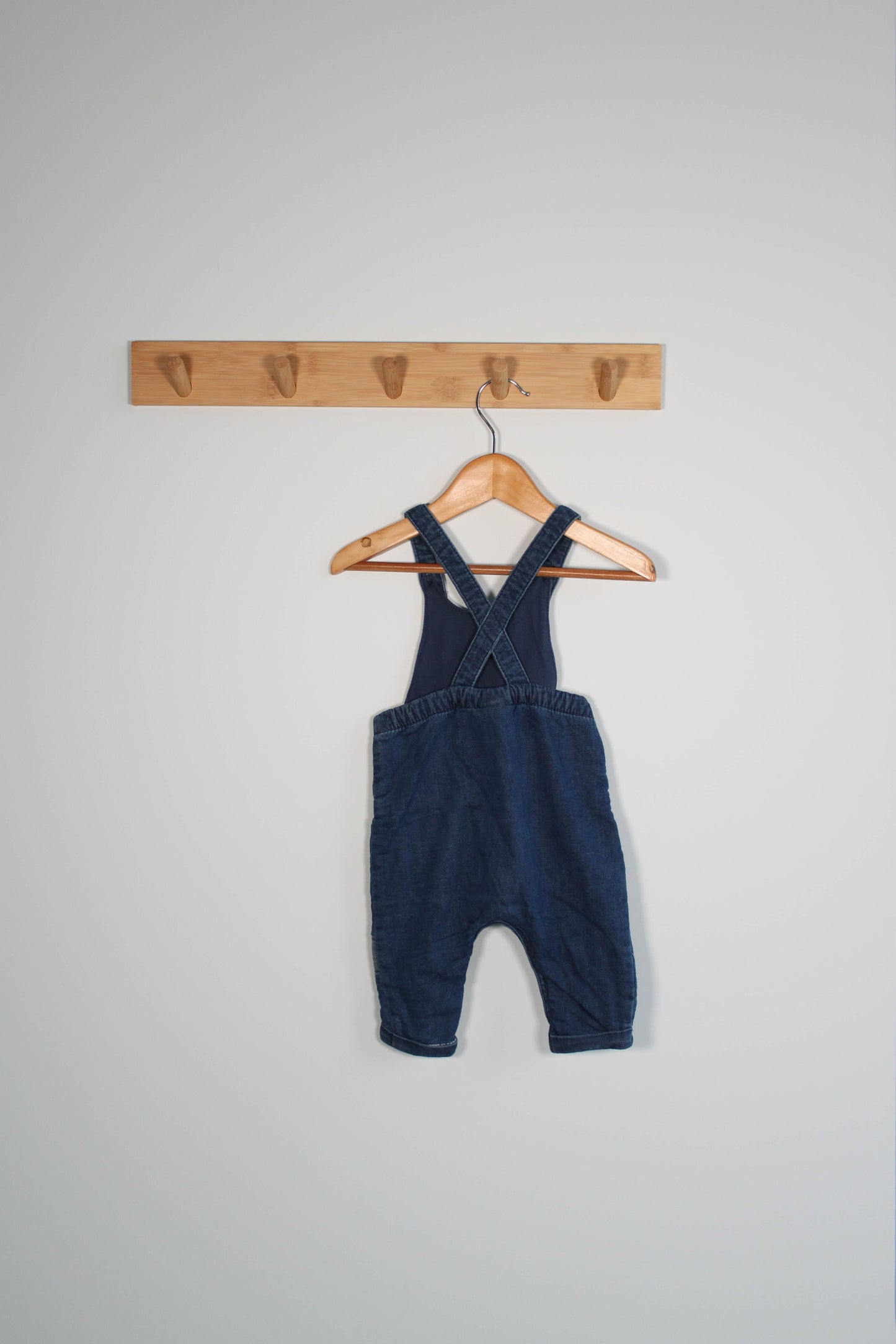 Kelnės su petnešomis, Next