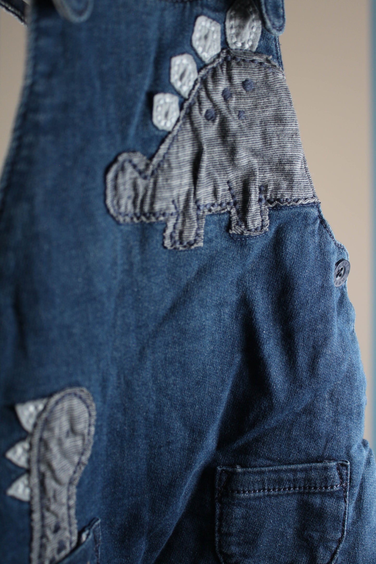 Kelnės su petnešomis, Next