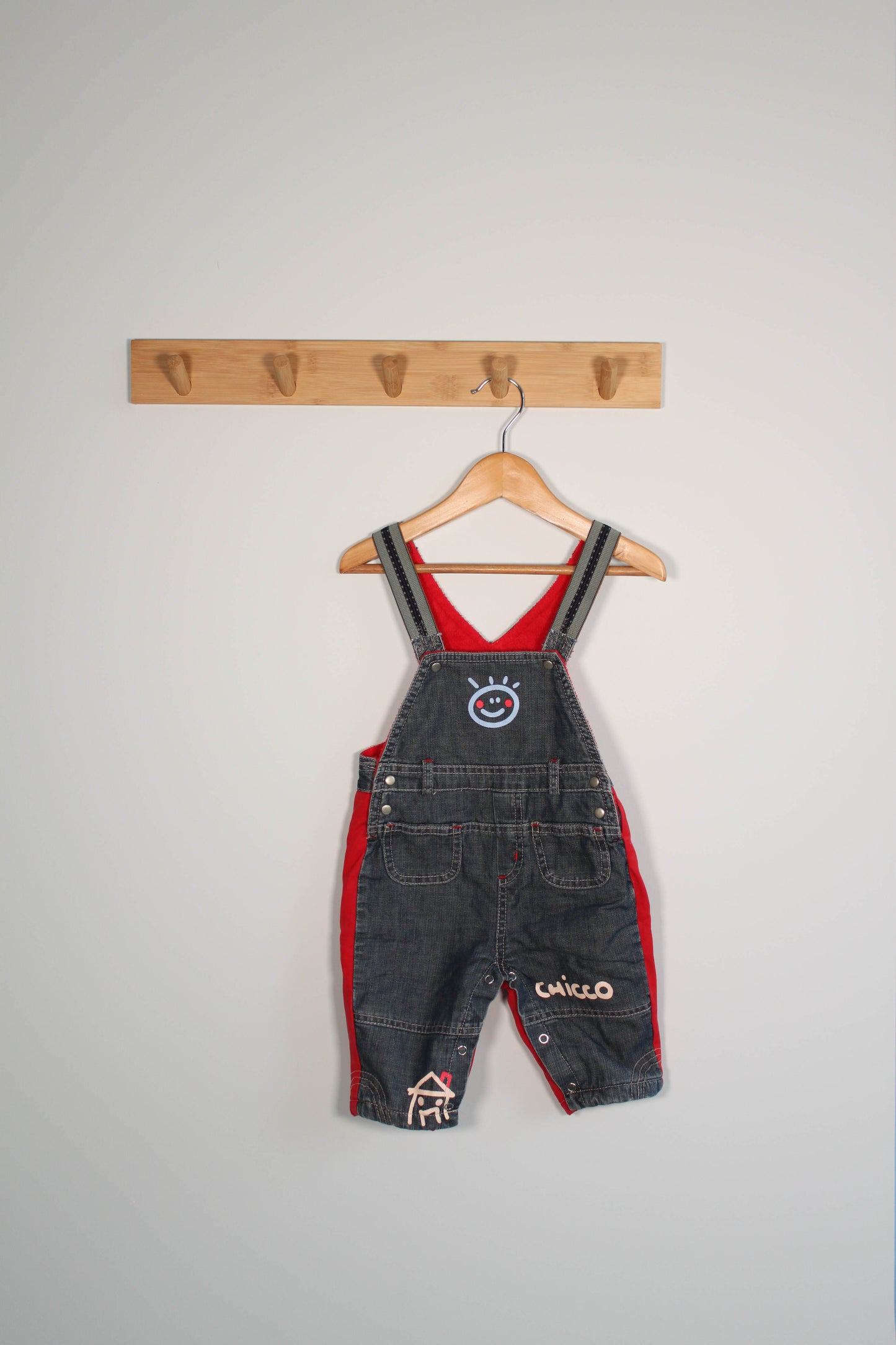 Kelnės su petnešomis, Jia Jia