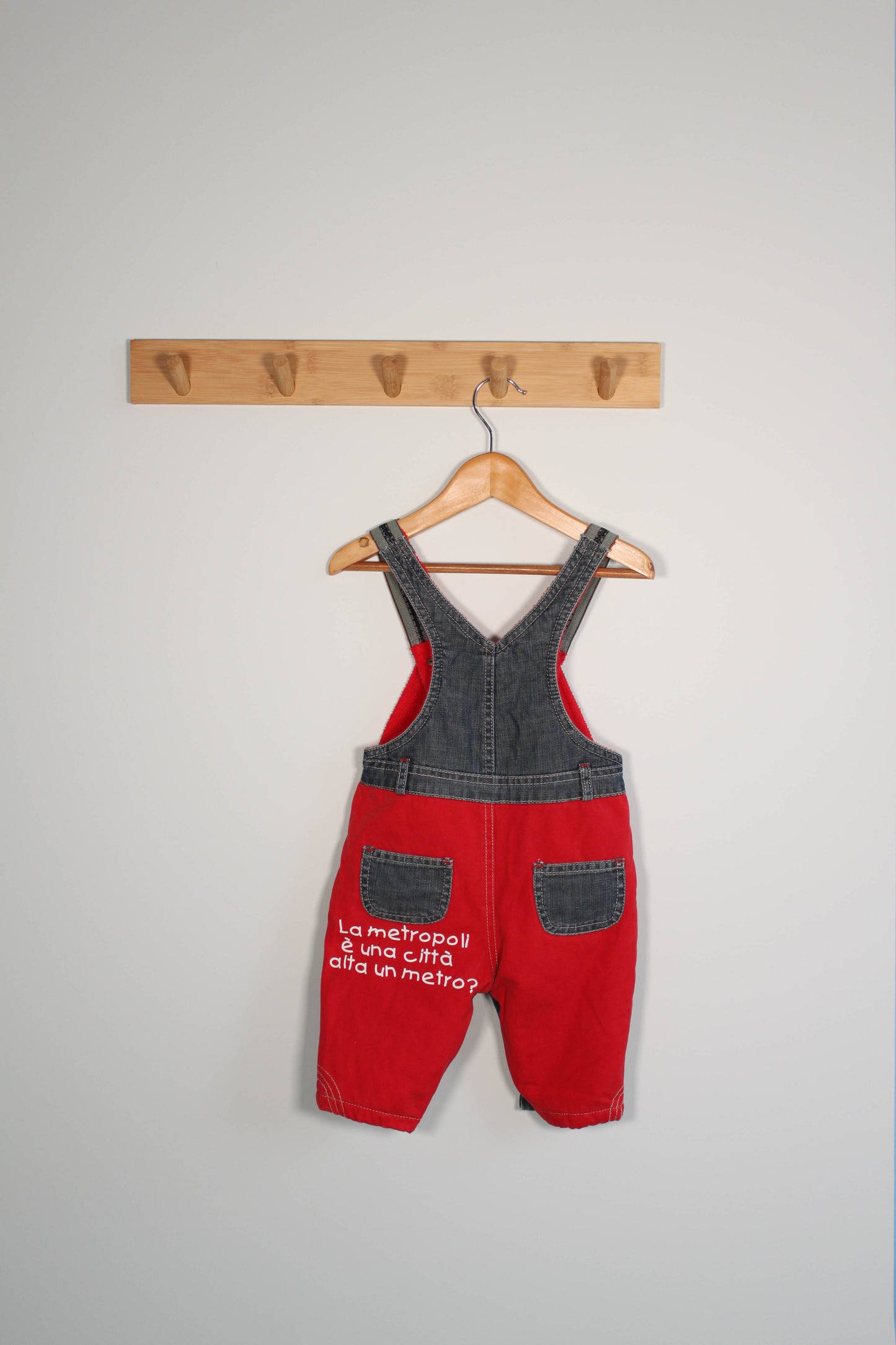 Kelnės su petnešomis, Jia Jia