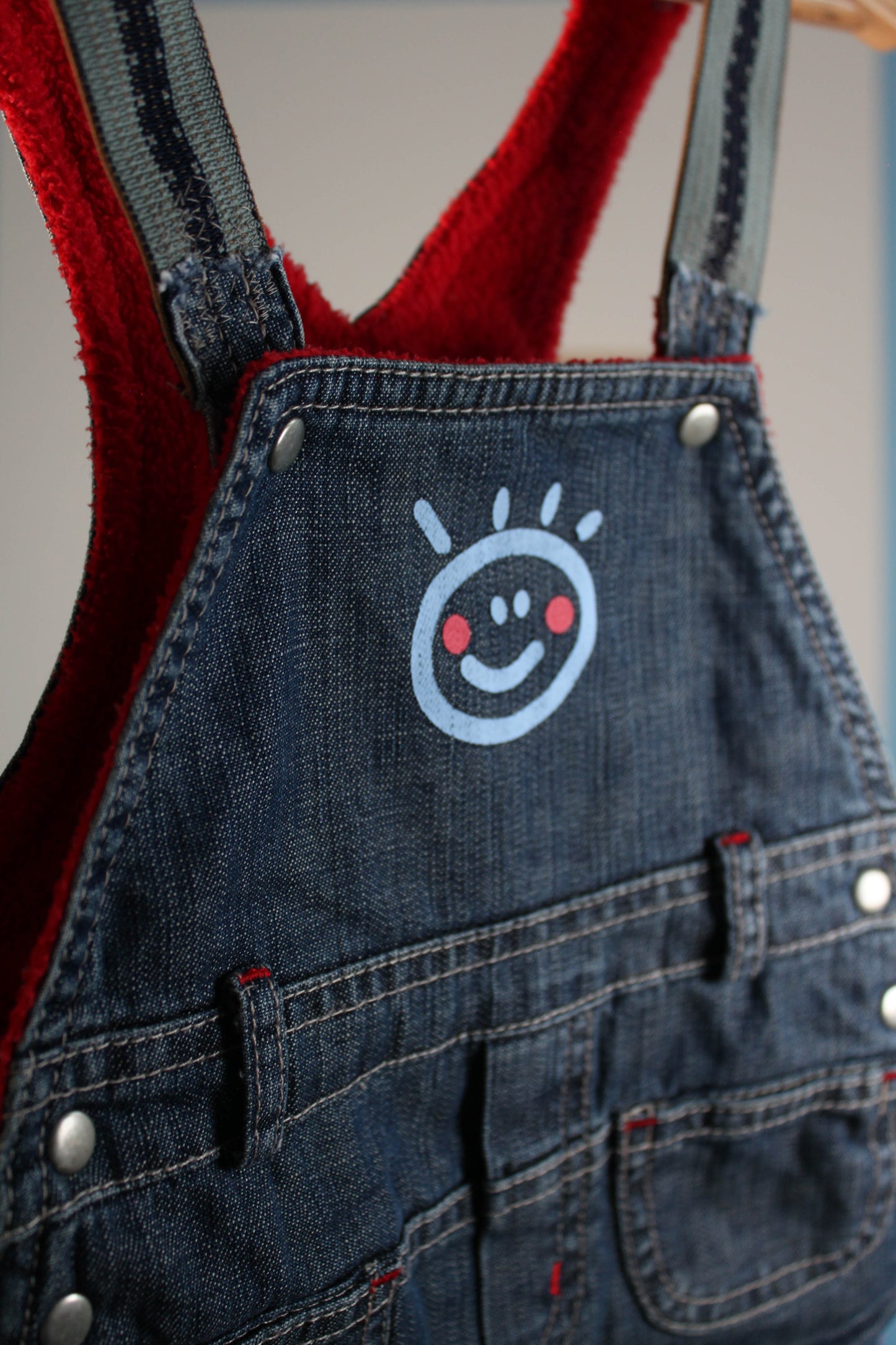 Kelnės su petnešomis, Jia Jia